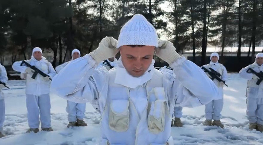 Yalova'dan Siirt'e gönül köprüsü: 75 yaşındaki Sabahat teyze Mehmetçik için 400 bere ördü!