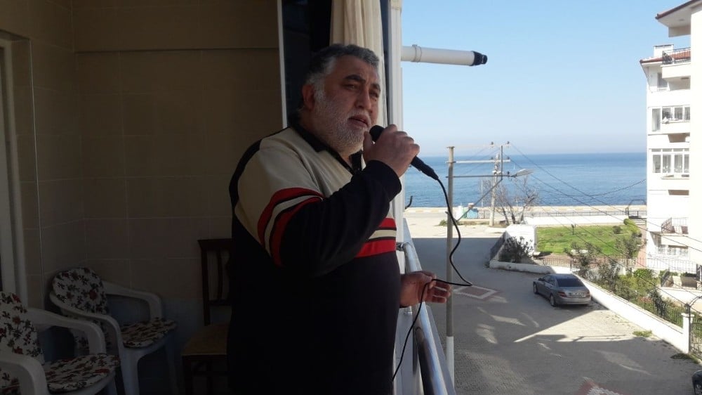 Yalovalı emekliden balkon konserleri 