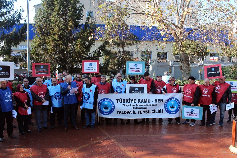 Yalovalı memurlar bordrolarını yaktı 