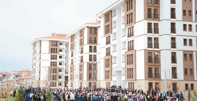 Yalova'nın Çınarcık ilçesinde 97 daireli metruk sitede çökme tehlikesi