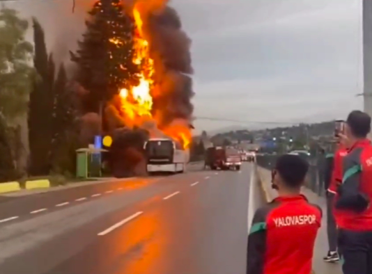 Yalovasporlu oyuncuları taşıyan otobüs alev alev yandı!
