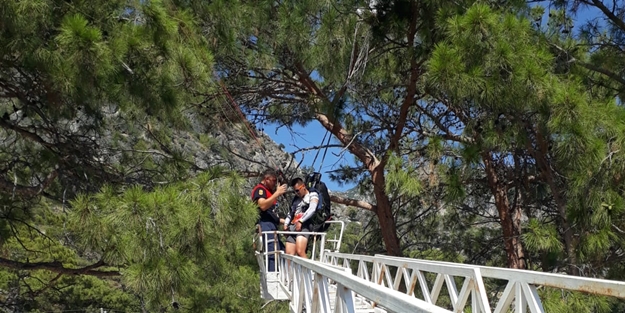 Yamaç paraşütçüsü ağaca takıldı, itfaiye ekipleri kurtardı