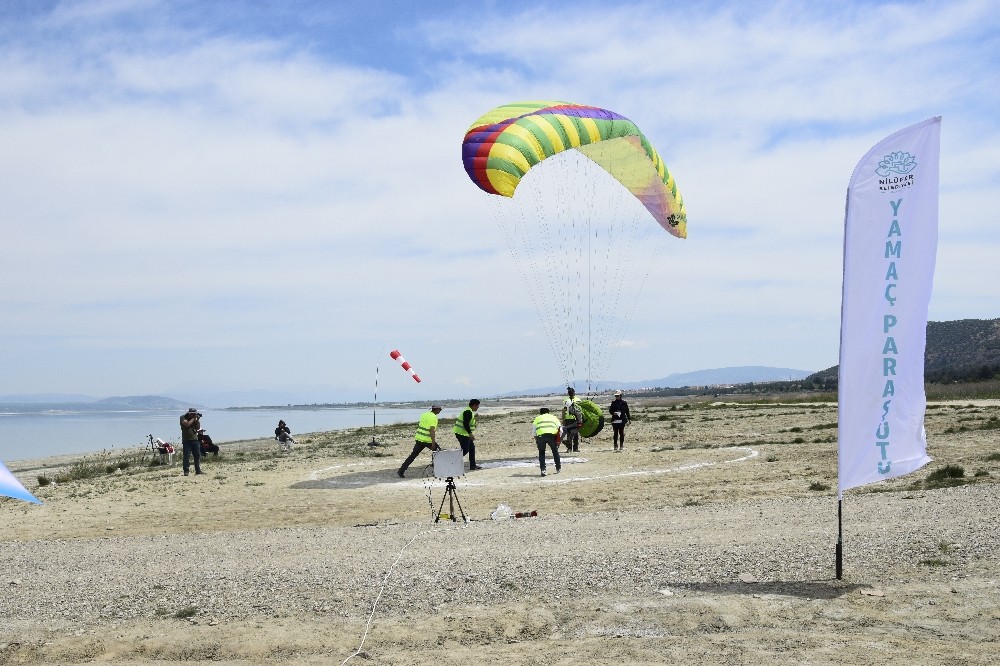 Yamaç Paraşütü Hedef Yarışması Burdur’da yapıldı 