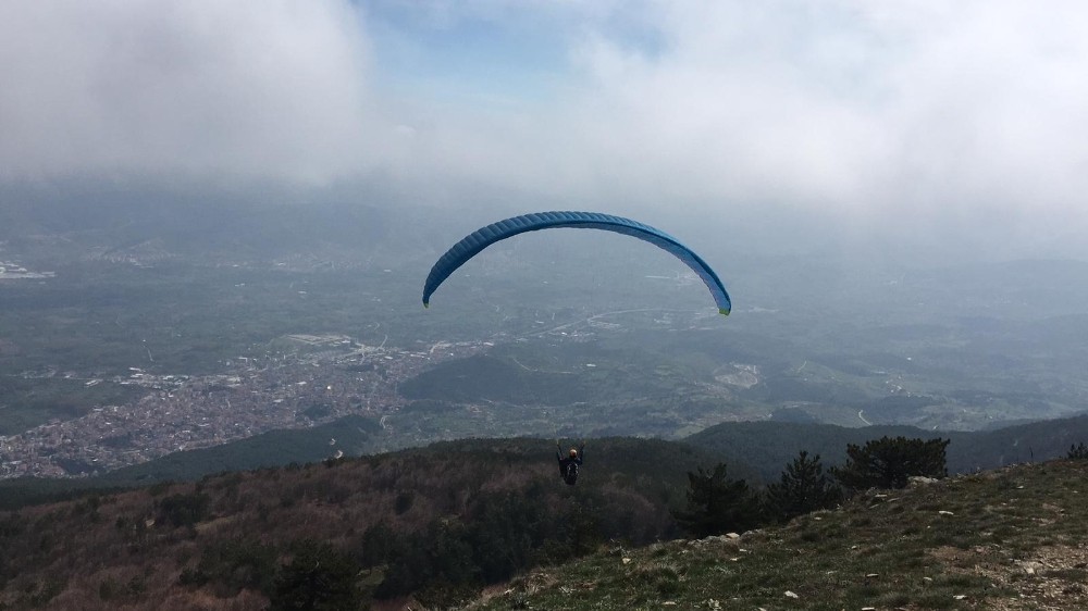 Yamaç paraşütü ile bayraklı 23 Nisan kutlaması 