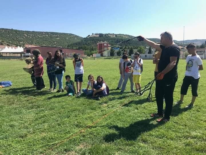 Yamaç paraşütü ile öğrencilere farkındalık eğitimi 
