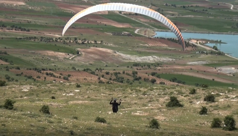 Yamaç paraşütü meraklıları Gercüş semalarında 