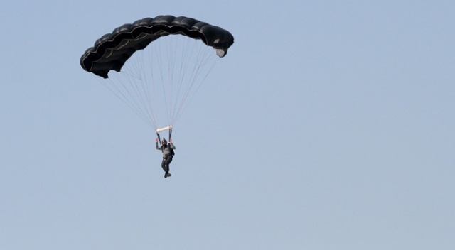 Yamaç paraşütü pilotu denize düştü