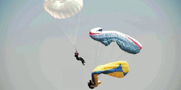 Yamaç paraşütü yüksek gerilim hattına takıldı!