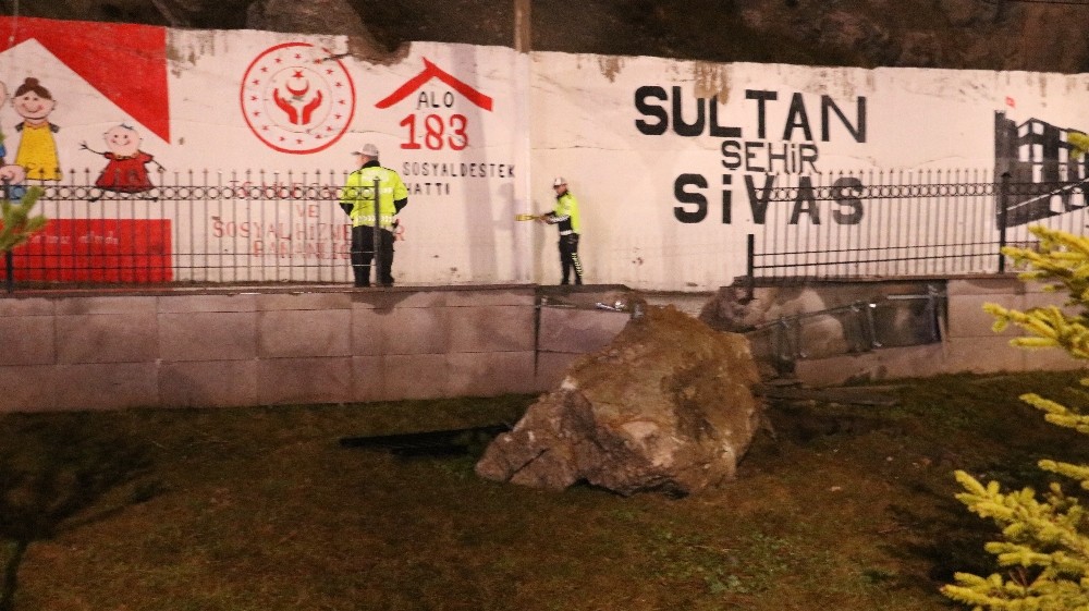 Yamaçtan kopan kaya parçası il müdürlüğünün bahçesine düştü 