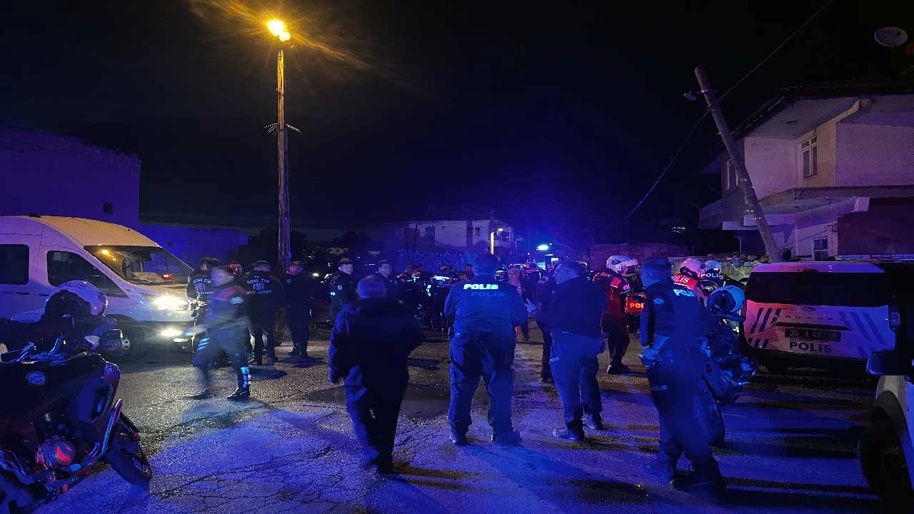 'Yan bakma' kavgası kanlı bitti! Bakkalda bıçaklar çekildi