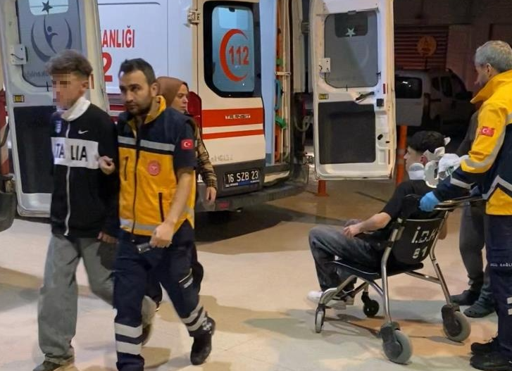 Yan bakma kavgasında 2 kişiyi silah kabzasıyla darp etti