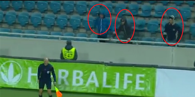 Yan hakemle böyle dalga geçtiler!