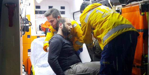 Yan yatan araçta donuyorlardı