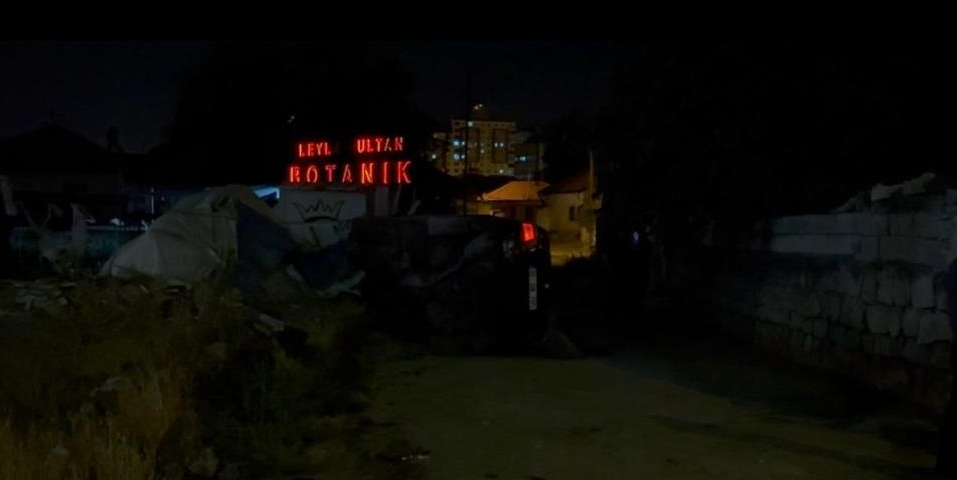 Yan yatan otomobilden çıkıp, yüzünü yıkamaya gitti