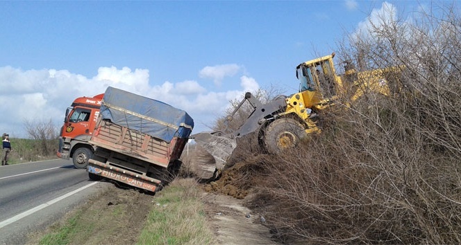Yan yatan TIR'ı kepçe kurtardı