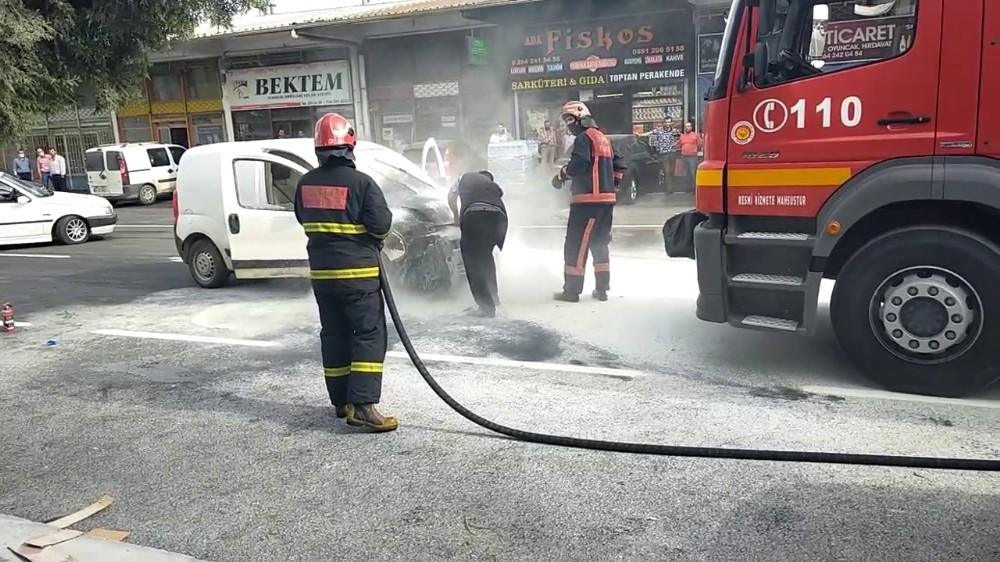 Yanan araca ilk müdahale yangın tüpüyle vatandaş yaptı 
