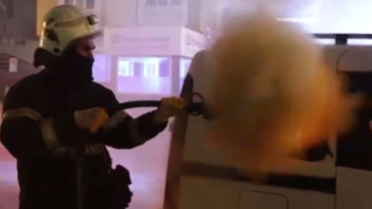 Yanan araca müdahale eden itfaiyeci ölümden döndü!