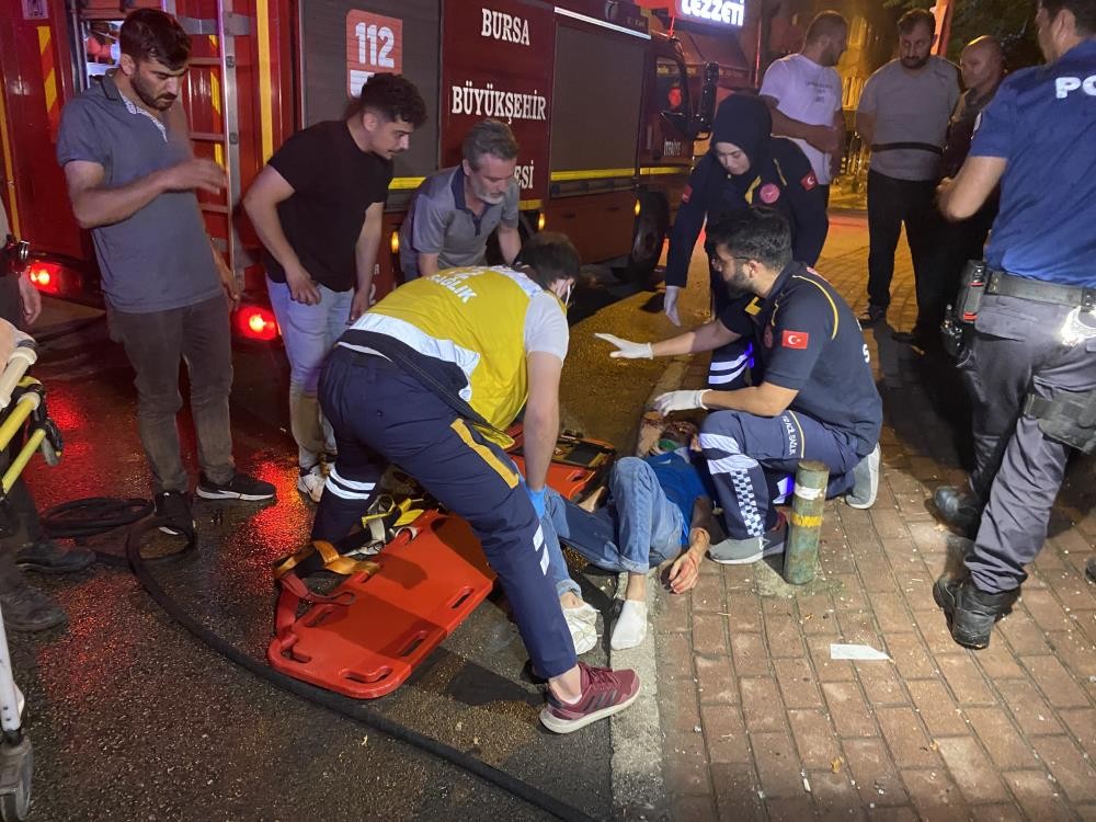 Yanan araçtan son anda kurtarıldı