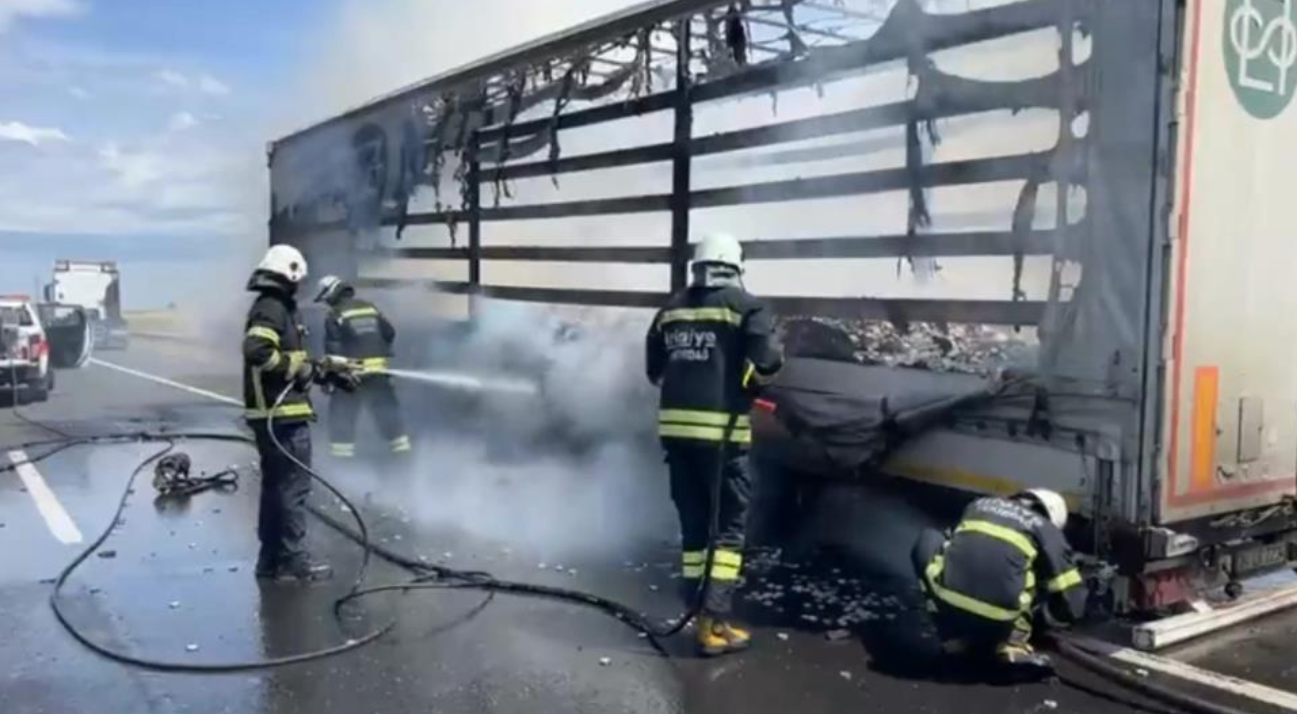 Yanan dorse demir yığınına dönüştü