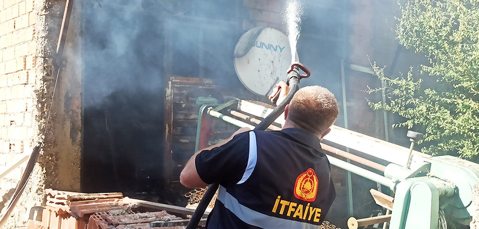 Yanan ekmek teknesini kurtarmak isteyen adam son anda kurtarıldı