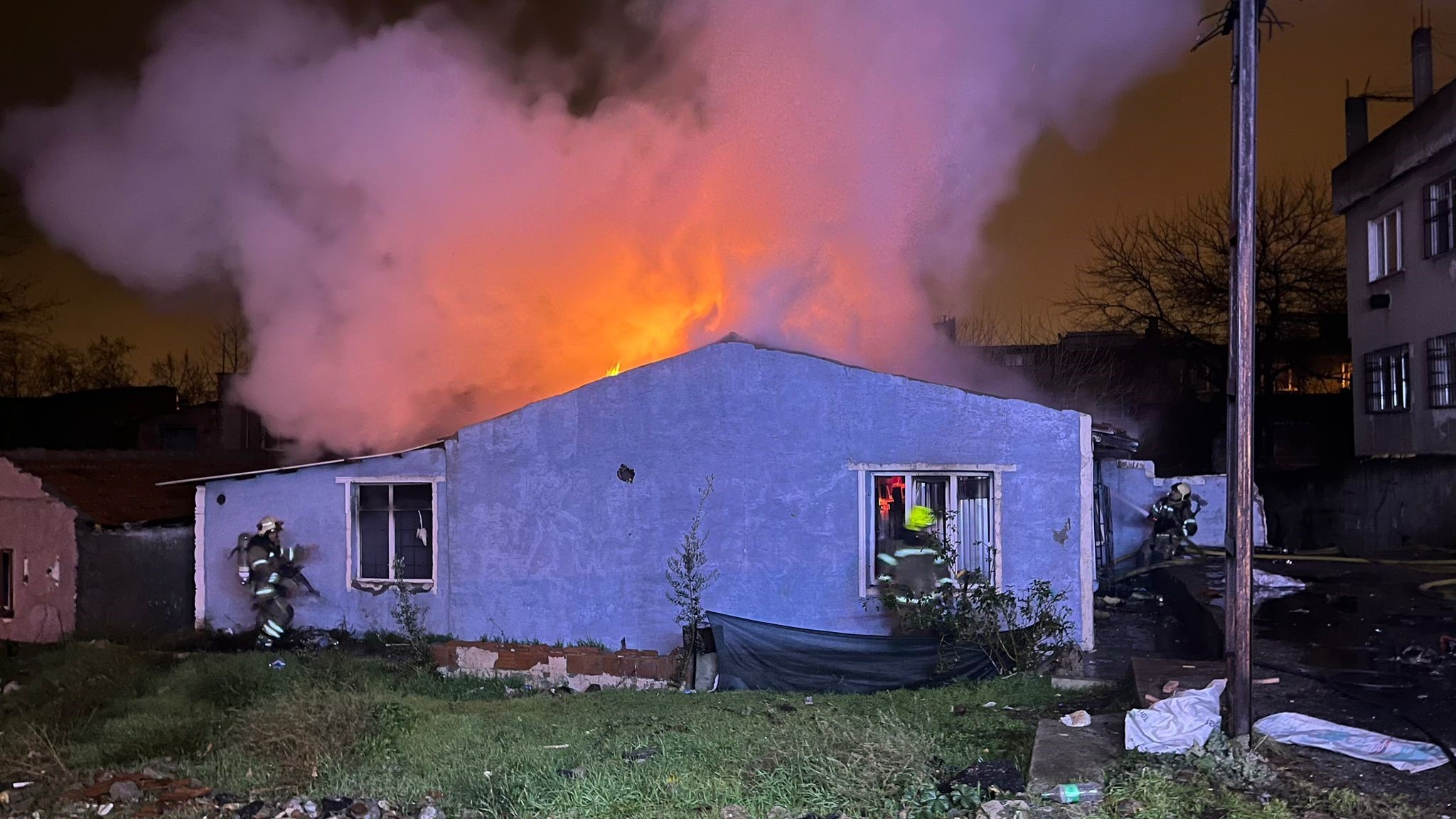 Yanan ev geceyi böyle aydınlattı