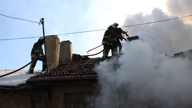 Yanan evden 54 bin lirayı itfaiye çıkardı