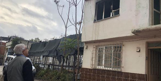 Yanan evine üzüntülü gözlerle baktı