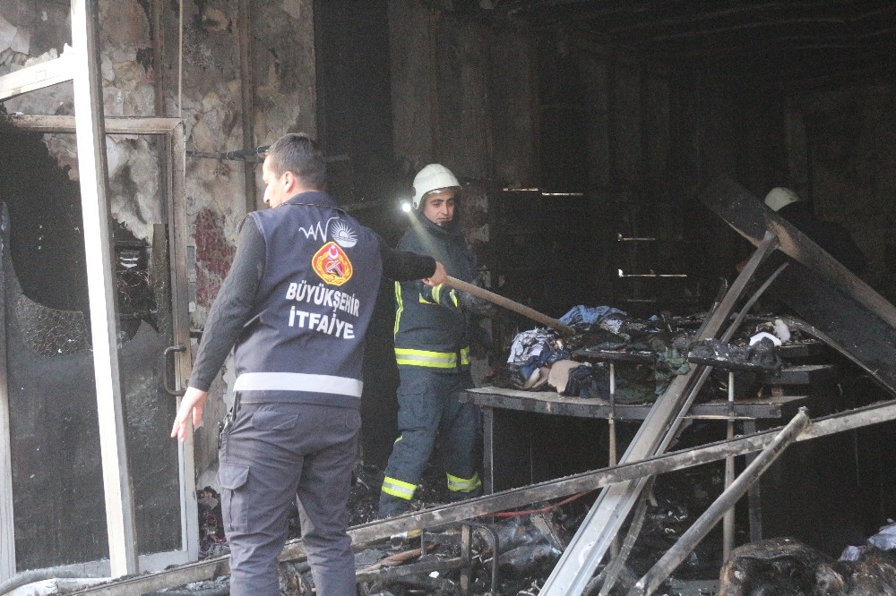 Yanan iş yerinde tekrar dumanların yükselmesi ekipleri alarma geçirdi 