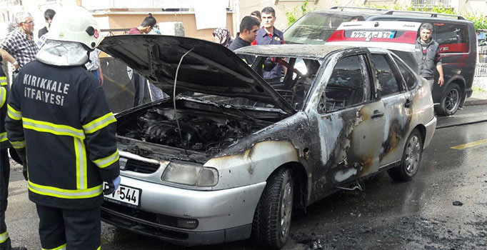 Yanan otomobil kullanılamaz hale geldi