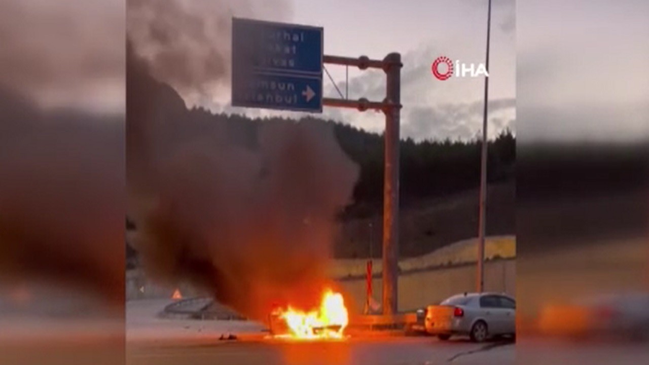 Yanan otomobilden böyle kurtarıldı