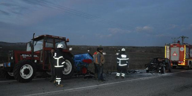 Yanan otomobilden, çarptığı traktörün sürücüsü kurtardı