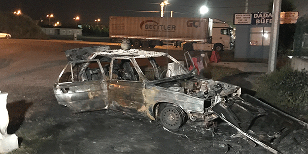 Yanan otomobili bırakıp kaçtı: Aracın üzerindeki piknik tüpü dikkat çekti