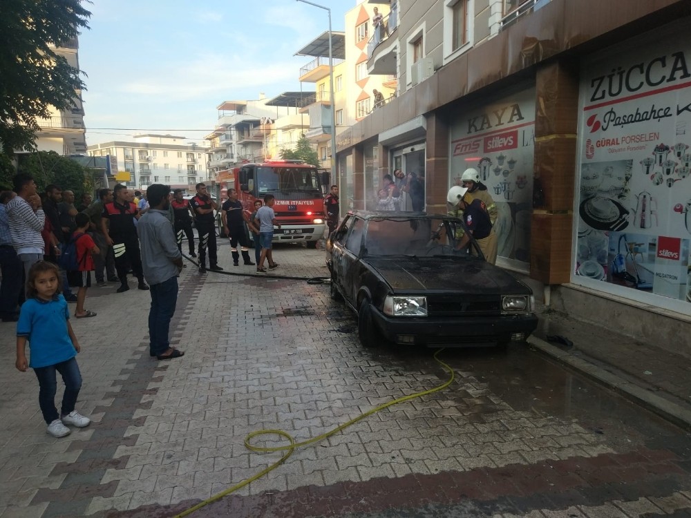 Yanan otomobili itfaiye gelene kadar hortumla söndürdü 