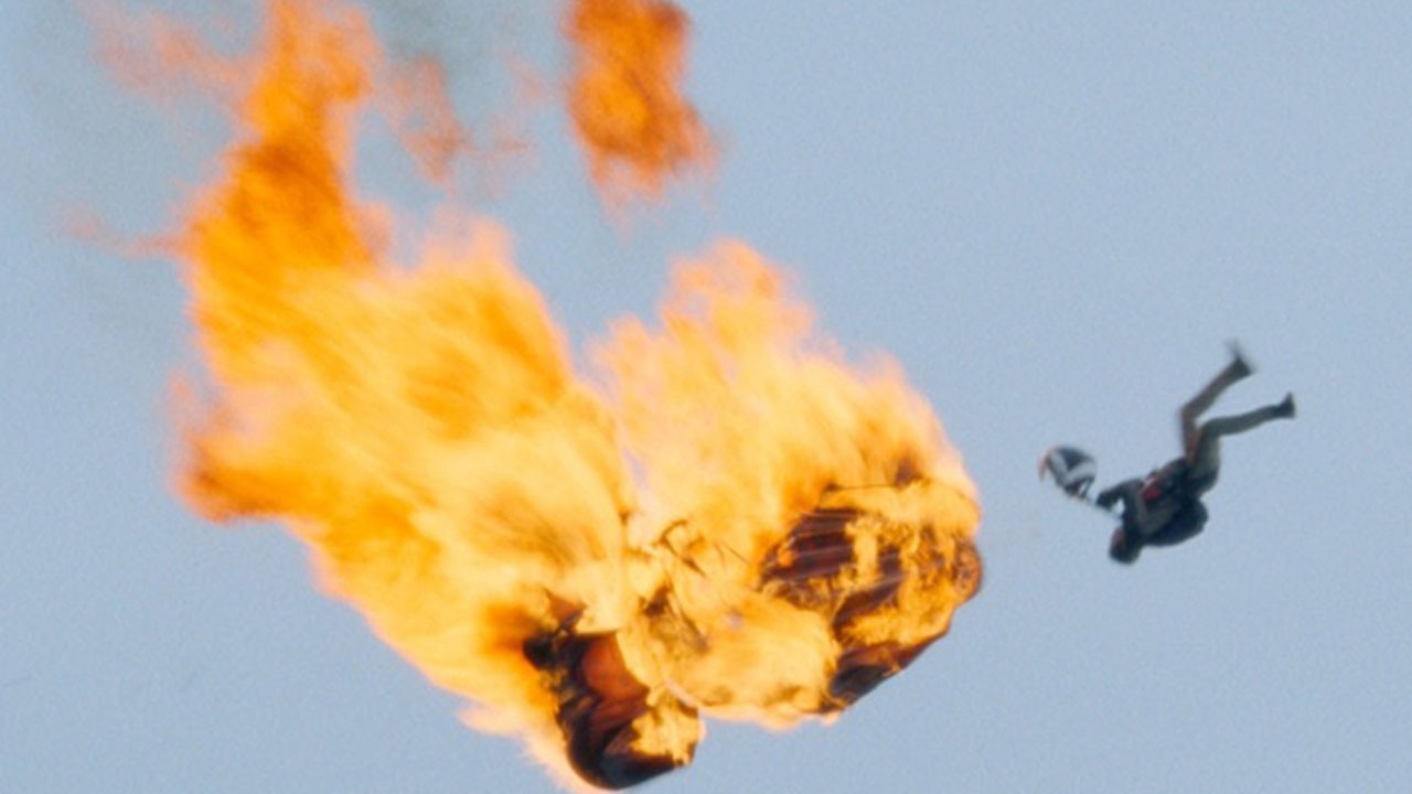 Yanan paraşütle 16 kez atladı! Tom Cruise Guinness’e damga vurdu