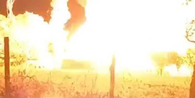 Yanan tek katlı evdeki patlama anı kamerada