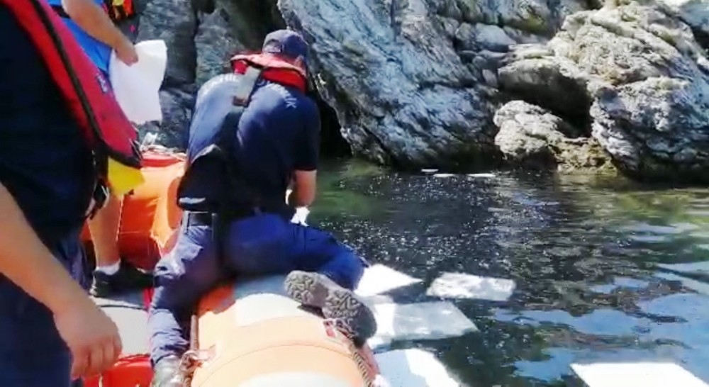 Yanarak batan tekne denizde kirliliğe neden oldu 