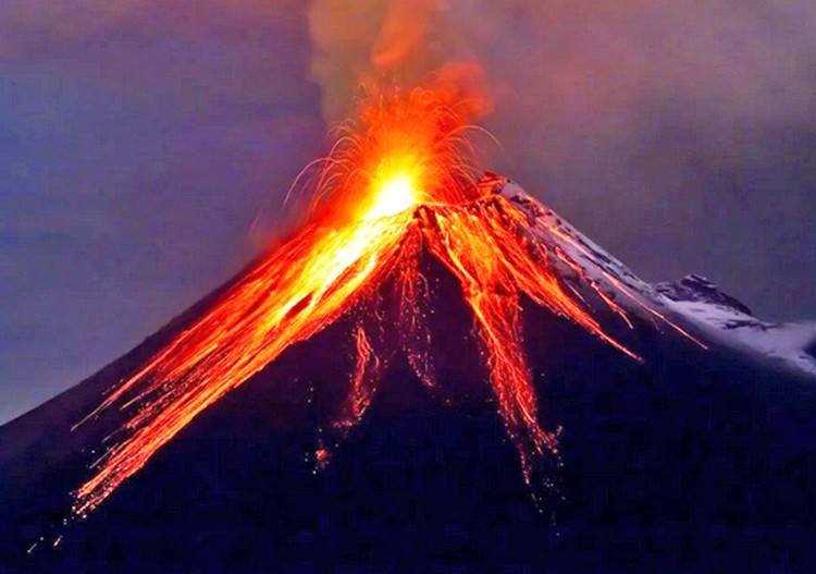 Yanardağ patladı, köyler külle kaplandı