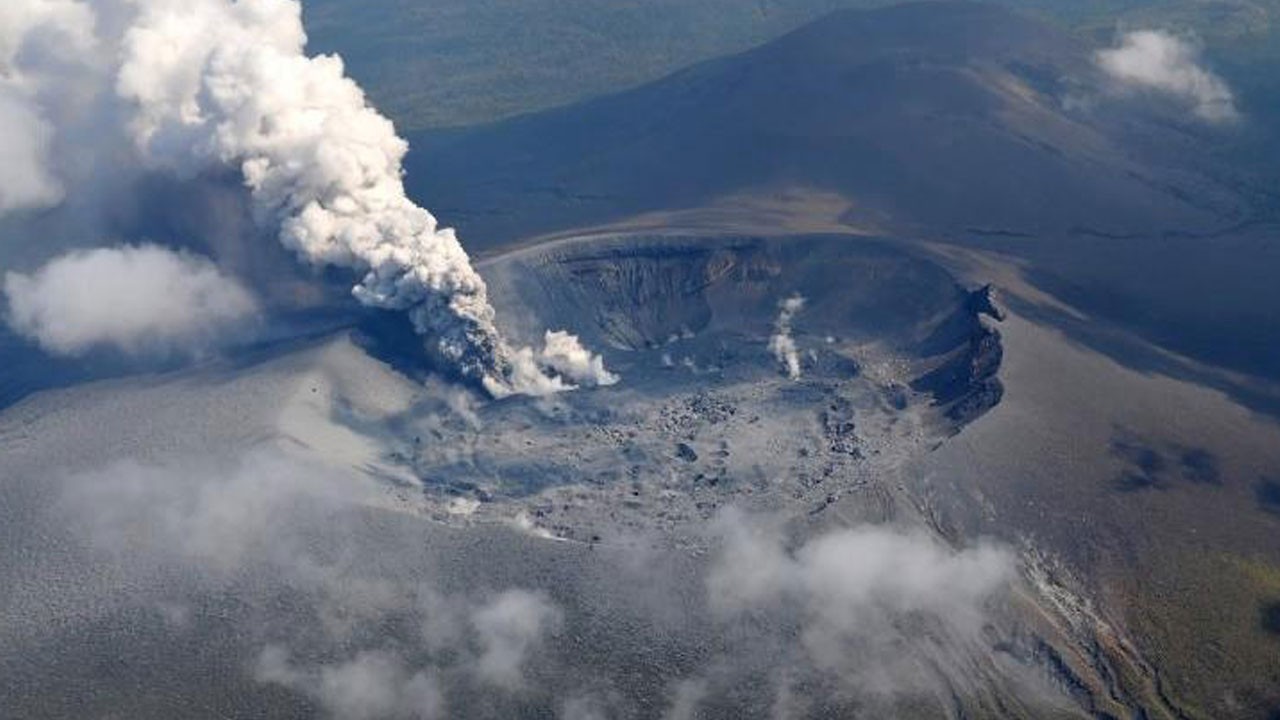 Yanardağ patladı! Kül bulutu 3 kilometre yükseldi
