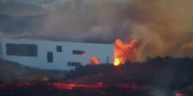 Yanardağ patladı, lavlar evi yuttu!