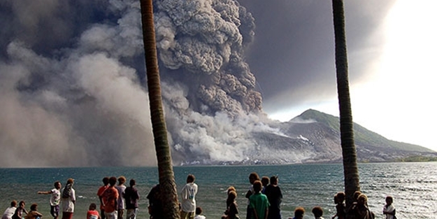 Yanardağ patlaması görenleri hayrete düşürdü