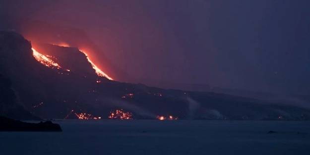 Yanardağdaki felaket sürüyor! Geniş bir kaya meydana geldi