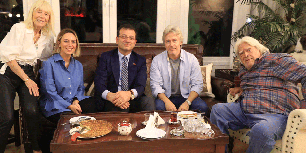 ‘Yandaş’ diye tepinen solcular zor durumda! Cüneyt Arkın’ın yanındakini görenler gözlerine inanamadı