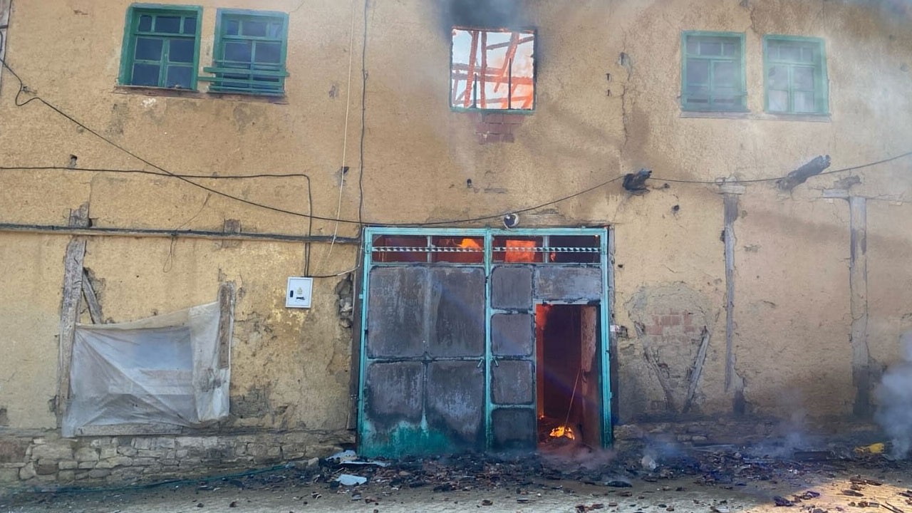 Yangın 3 eve sıçradı