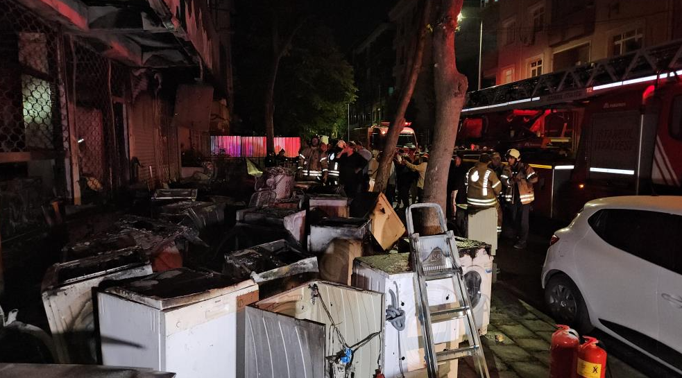 Yangın 3 katlı binayı kül etti