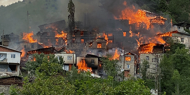 Yangın Artvin’de de başladı! 20 ev yandı