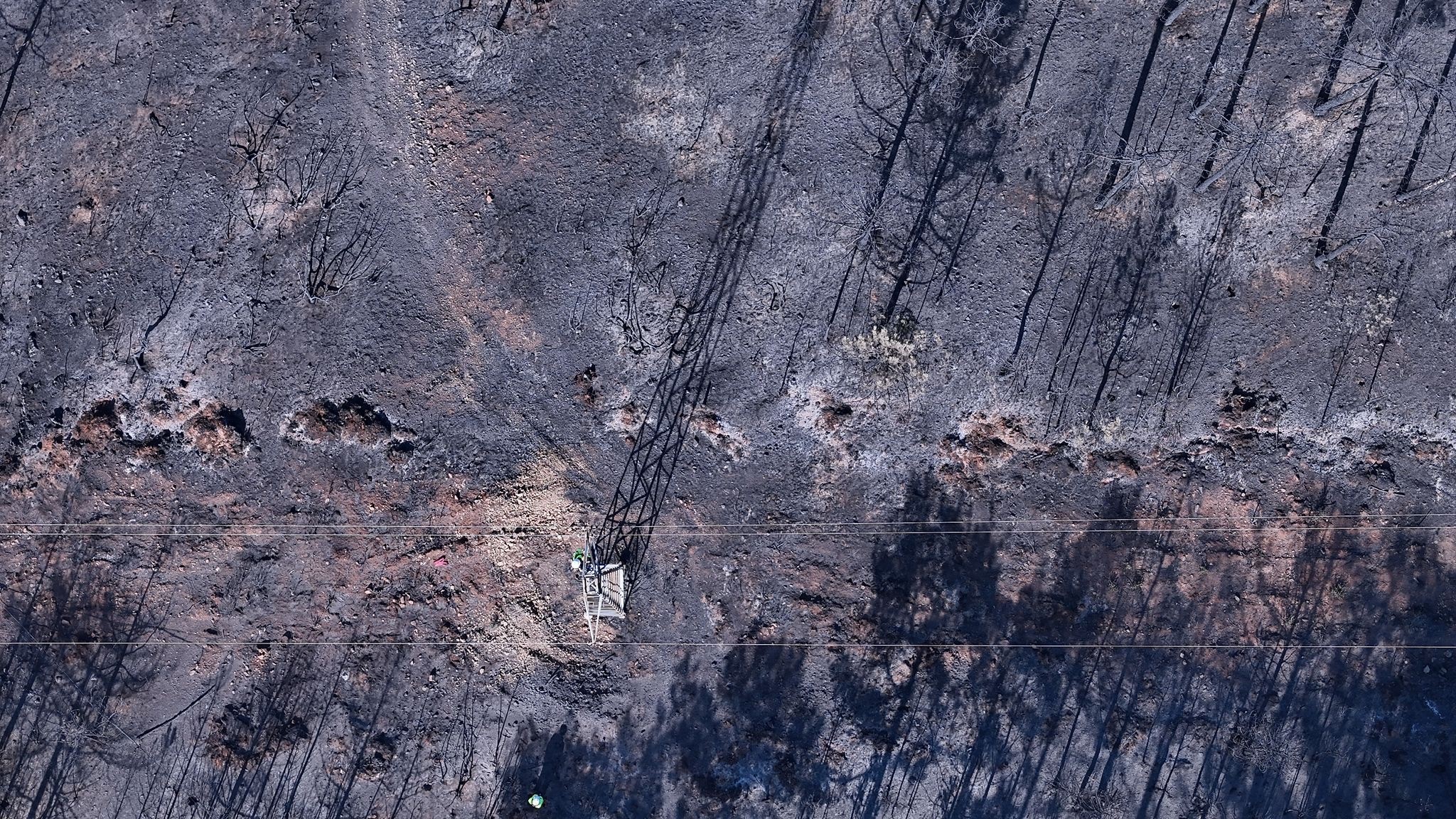 Yangın bölgesinde enerji hatlarının onarımı başladı