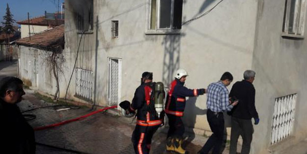 Yangın çıkan 2 katlı ev, tamamen kullanılamaz hale geldi