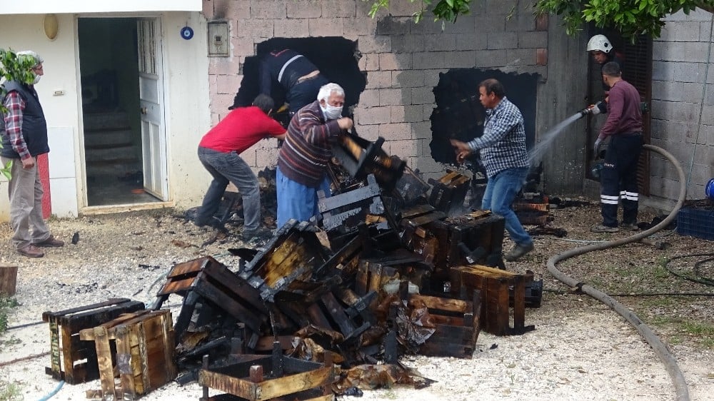 Yangın çıkan depodaki otomobil ve motosiklet hurdaya döndü 