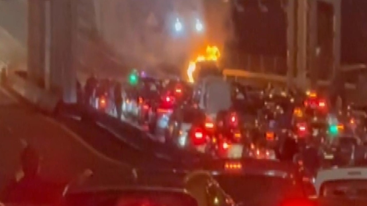 Yangın çıktı! 15 Temmuz Şehitler Köprüsü trafiğe kapatıldı!