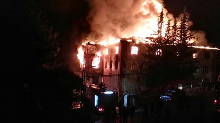 Yangın çıktı! 3 kişilik aile yok oldu